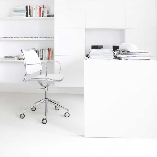 Drehstuhl "Gas" mit Rollen - in Chrom und Weiß mit Kunststoff-Sitz